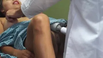 Dokter melakukan pasien sperma di ruang ujian cam 2 close-up film seks biasa