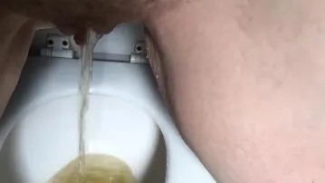 Menatap kaki dan vagina cantik di toilet film seks