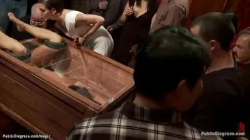 Pelacur publik dalam film seks kotak kaca kayu