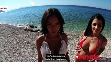 Rosa dan sofia menikmati berbagi dan memanjakan kesalahan di pantai. film seks
