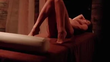 Gadis seksi masturbasi memek di ruang pijat film seks