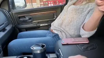 Kecil mungil menyemprotkan di mobil dan memakai vibrator di target film seks